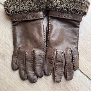 Closed Brown Leather Gloves